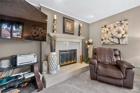 Living - 14246 Williamsburg Dr, Riverview, MI 48193 photo 4 of 6