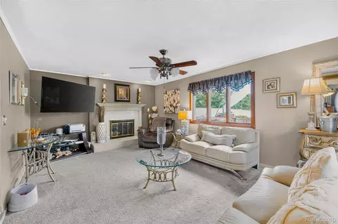 Living - 14246 Williamsburg Dr, Riverview, MI 48193 photo 5 of 6