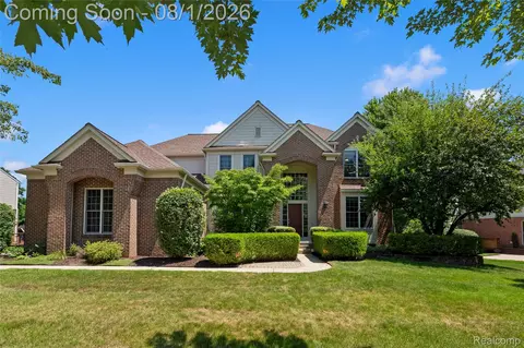887 Loggers Cir, Rochester, MI 48307