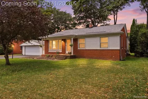 2067 Oakdale Dr, Waterford, MI 48329