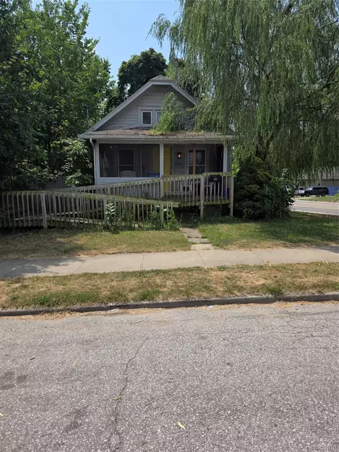 1045 Ontario St, Lansing, MI 48915