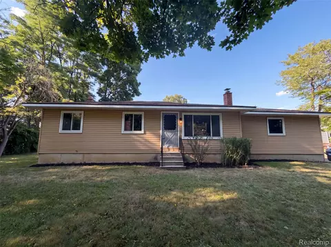 4920 Cass Elizabeth Rd, Waterford, MI 48327