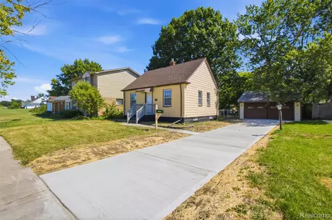 20600 Lennon St, Harper Woods, MI 48225