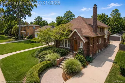 637 Washington Rd, Grosse Pointe, MI 48230