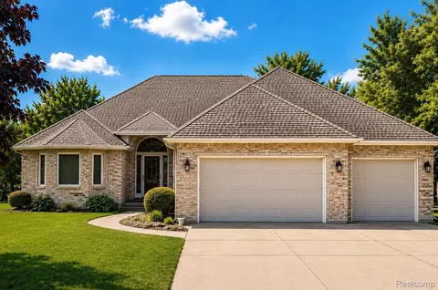 6119 Pine Creek Xing, Grand Blanc, MI 48439