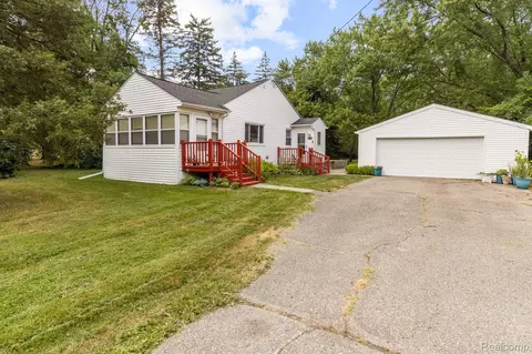 7330 Embury Rd, Grand Blanc, MI 48439