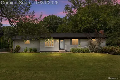 8045 Hillandale Dr, Independence, MI 48348