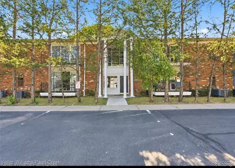 408 Fox Hills Dr S #2, Bloomfield Hills, MI 48304