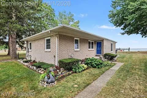 32200 Jefferson Ave, Saint Clair Shores, MI 48082