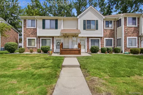 17447 Utica Oaks Ln, Roseville, MI 48066