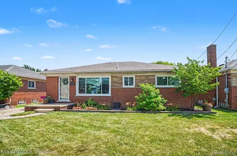 27720 Jefferson Ave, Saint Clair Shores, MI 48081