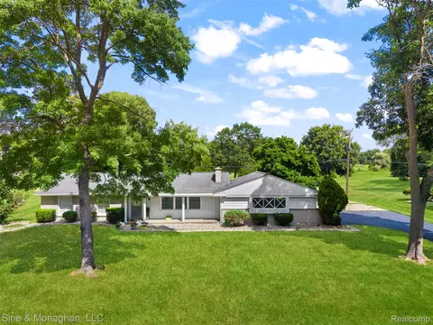 3052 Angelus Dr, Waterford, MI 48329