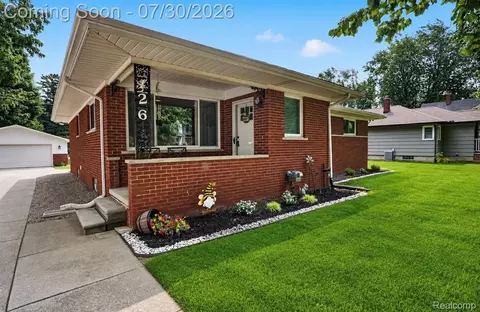 426 N Main St, Almont, MI 48003