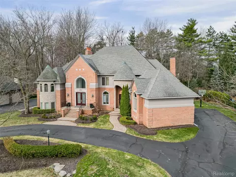 3586 Walnut Brook Dr, Rochester Hills, MI 48309