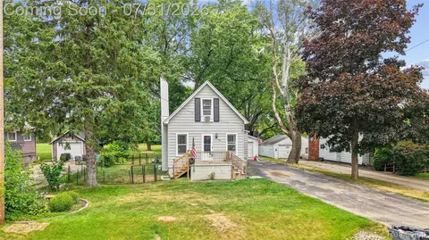 3427 Byers St, Burton, MI 48519