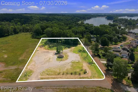 2790 Park Ridge Rd, White Lake, MI 48386