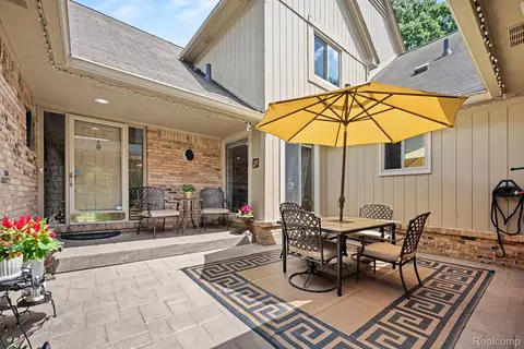 2202 Elm Cir, Shelby Township, MI 48316