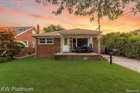 22300 Alger St, Saint Clair Shores, MI 48080