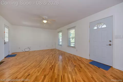 Living - 281 Broadway, Springfield, MI 48350 photo 2 of 7