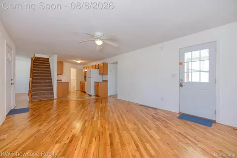 Living - 281 Broadway, Springfield, MI 48350 photo 4 of 7