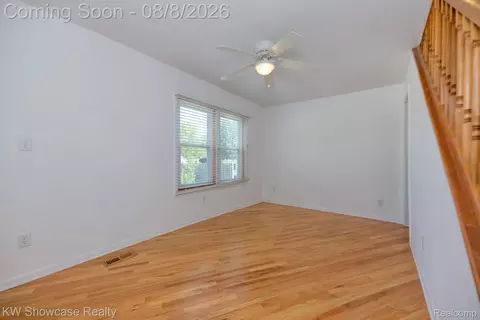 Living - 281 Broadway, Springfield, MI 48350 photo 5 of 7