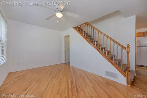 Living - 281 Broadway, Springfield, MI 48350 photo 6 of 7