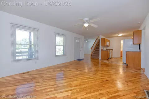 Living - 281 Broadway, Springfield, MI 48350 photo 3 of 7
