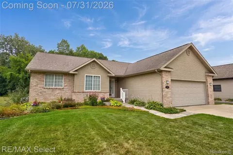 5199 Oakhill Dr, Swartz Creek, MI 48473