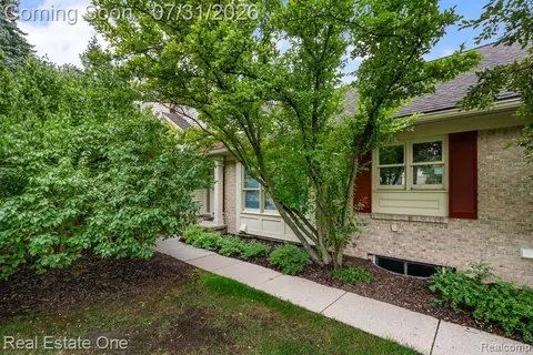7383 Simsbury Dr, West Bloomfield, MI 48322