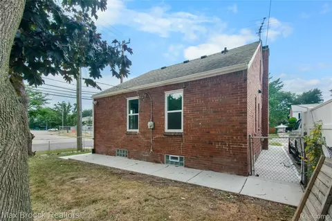Exterior - 18904 Mallina St, Grosse Pointe, MI 48236 photo 1 of 3