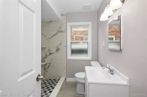 Bath - 18904 Mallina St, Grosse Pointe, MI 48236 photo 1 of 2