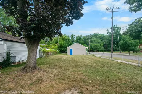 Exterior - 18904 Mallina St, Grosse Pointe, MI 48236 photo 3 of 3