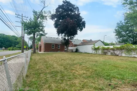 Exterior - 18904 Mallina St, Grosse Pointe, MI 48236 photo 2 of 3