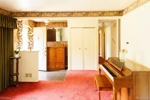 Entry Way - 4394 Apache Dr, Burton, MI 48509 photo 1 of 3