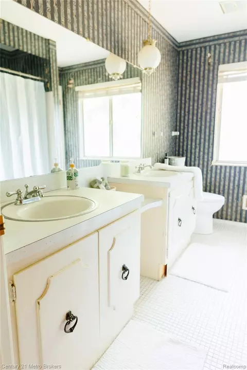 Bath - 4394 Apache Dr, Burton, MI 48509 photo 5 of 6