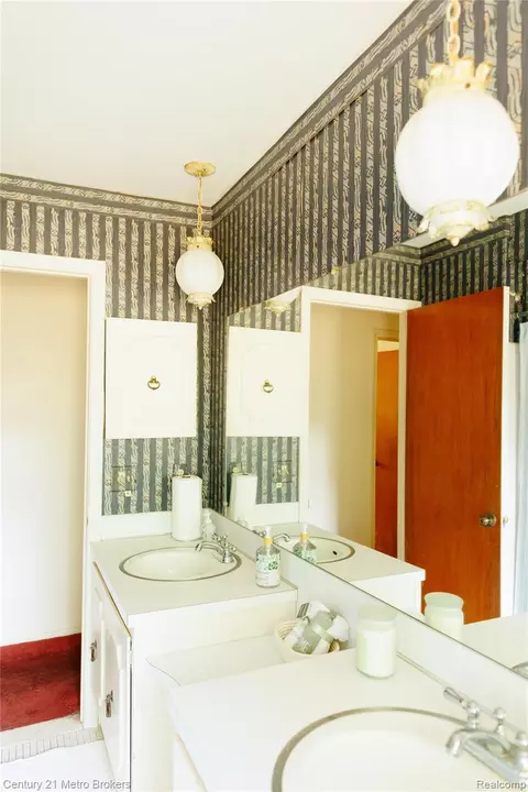 Bath - 4394 Apache Dr, Burton, MI 48509 photo 1 of 6