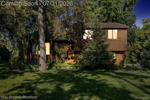 1580 Mercedes St, West Bloomfield, MI 48324
