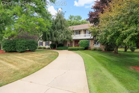 9705 Burning Tree Dr, Grand Blanc, MI 48439