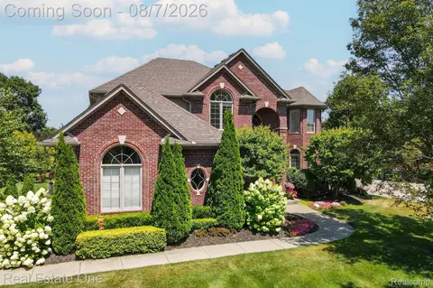 13255 Maple Lawn Dr, Shelby Township, MI 48315