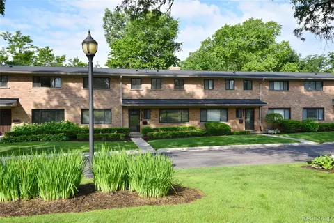 142 E Hickory Grove Rd #3, Bloomfield Hills, MI 48304