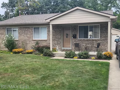 935 E Gardenia Ave, Madison Heights, MI 48071