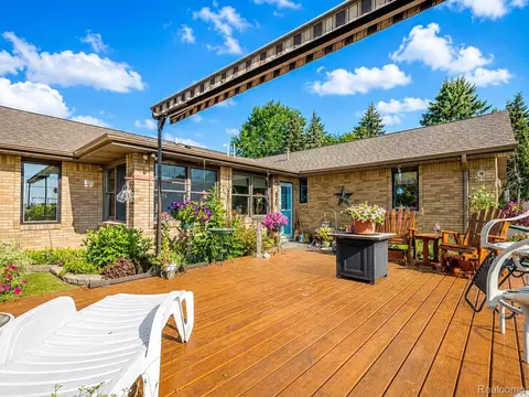 Exterior - 856 N Hemlock Rd, Richland, MI 48626 photo 3 of 7