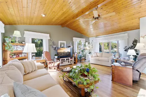 Living - 856 N Hemlock Rd, Richland, MI 48626 photo 2 of 2