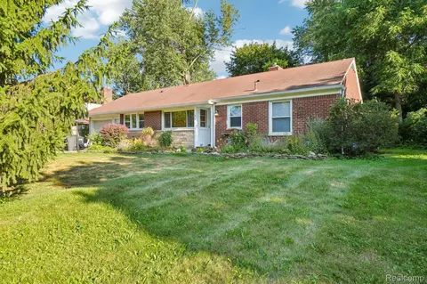 74 Barrington Rd, Bloomfield Township, MI 48302