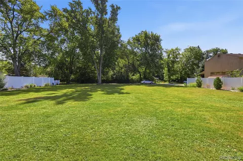 946 Iroquois Ave, Waterford, MI 48327