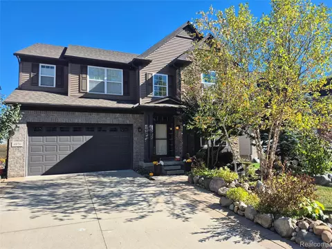 4976 W Stonegate Cir, Orion, MI 48359