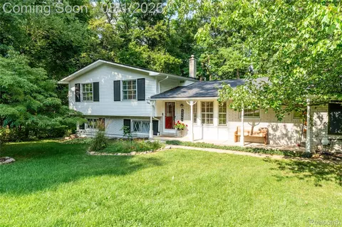 26541 Old Homestead Ct, Farmington Hills, MI 48331