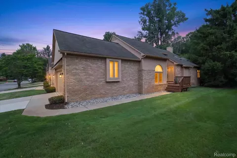 21660 River Ridge Trl, Farmington Hills, MI 48335