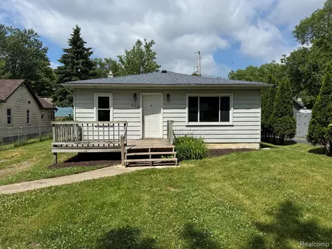 110 Waterly Ave, Waterford, MI 48328