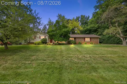 5870 Darbwood Ln, West Bloomfield, MI 48324
